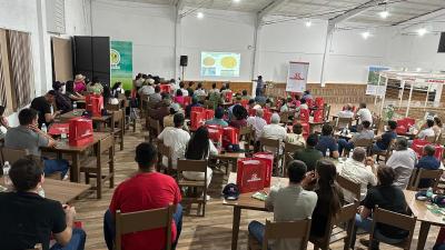 Produtores participam de palestra sobre novas tecnologias em sementes para pastagens na Sociedade Rural de Laranjeiras do Sul